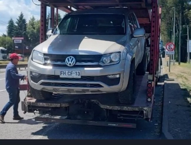 Grúa plana de Grúa San Cristóbal cargando una camioneta VW Amarok en Temuco