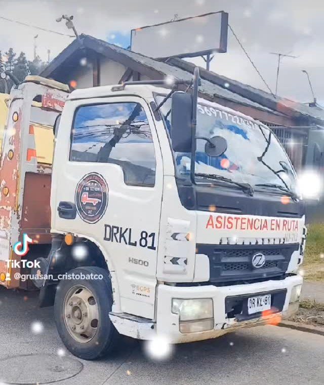 Grúa plana blanca de Grúa San Cristóbal, patente DRKL 81, lista para asistencia en ruta en Temuco